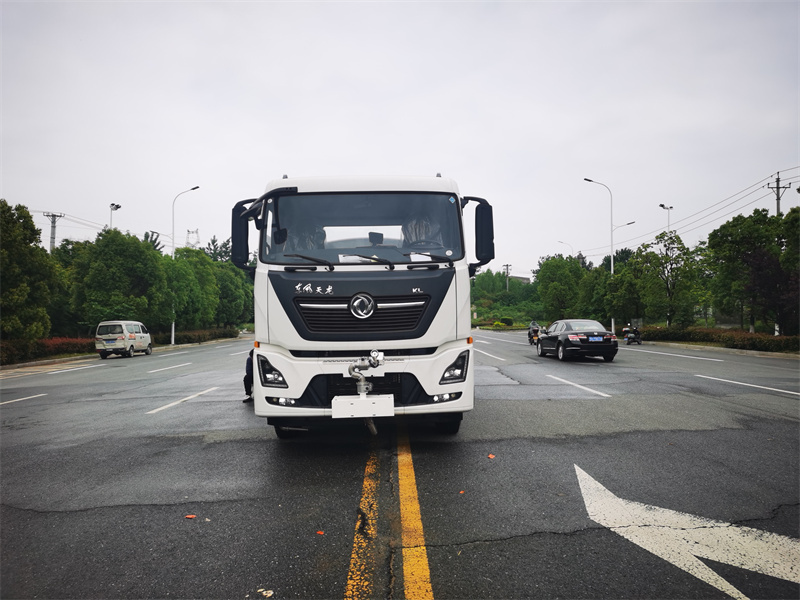 國(guó)六東風(fēng)天龍后八輪 20噸 灑水車(chē)